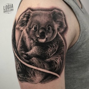 tatuaje_hombro_koala_Logia_Barcelona_Pablo_Munilla